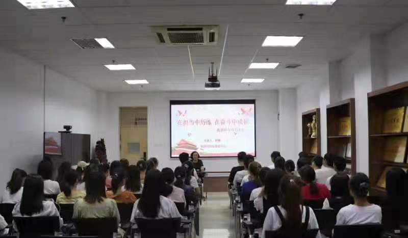 学院成功举办“榜样之光”系列活动之“重温峥嵘岁月，传承红色基因”系列观影活动